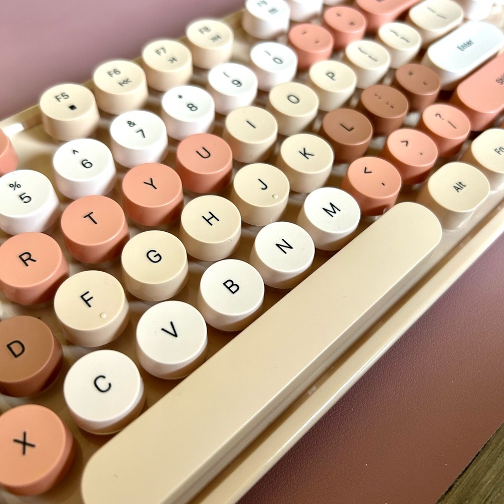 Blush/Nude Pink Chunky Keyboard (wired) - Picture 2 of 5